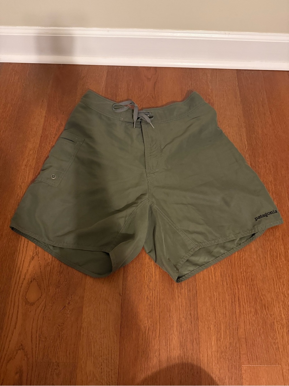 Patagonia Mens 32 Olive Green Wavefarer Boardshorts Swim Trunks Cargo Pocket
